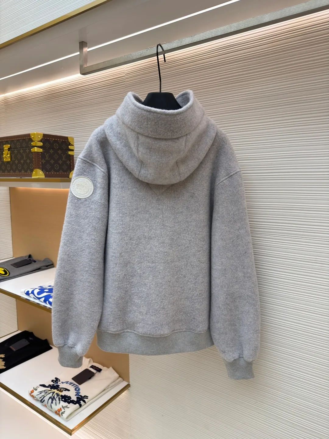 P770 Canada Goose Fleece Badge Hooded Jacket ●Original version: Purchased and developed by 6109 ●Item number: 1682016-C55 ●Fabric: wool fabric ●Technology: Fleece production ●Color: gray ●Type: Fitted version ●Weight: about 1000 grams ●Size: S-M-L-XL ●Description: A wool fleece fabric blended with wool as the main body and a very small amount of spandex and polyester fibers. Wool is a core natural ingredient that provides unparalleled temperature regulation, antibacterial and anti-odor properties and a skin-friendly feel. The feeding of a small amount of spandex gives the fabric a certain degree of four-way elasticity, making it non-restrictive during daily activities. As the basis of fleece's structure, polyester fiber enhances the fabric's durability, wrinkle resistance and quick-drying properties. It contributes to the loft of the fleece and provides functions such as trapping air. The sleeves and hem adopt 2×2 ruffles. Its strong elasticity can closely fit wrists and waists of different thicknesses, forming an effective 'seal' to prevent cold wind from blowing back. It can still maintain its original shape after repeated stretching and use, and is not easy to loose and deform. And the ribbed cuffs can convey a sense of design and enhance the visual beauty. The combination of hood design and elastic buckle improves warmth and windproof performance when worn. The overall wiring is straight and delicate, the fabric is comfortable and soft, and the color is consistent without color difference. It can be matched with the same style to create a fashionable look and control various occasions. Customized accessories, complete with three standards, same style for men and women!